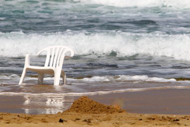 Sandalye - bir kişi, sırt ve koltuk ile oturduğum için tasarlanmış mobilya      