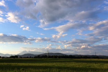 Gökyüzünün rengi ve türünü, gün ve ana hava zaman bağlıdır 
