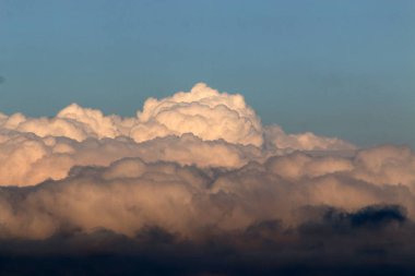 Gökyüzünün rengi ve türünü, gün ve ana hava zaman bağlıdır 