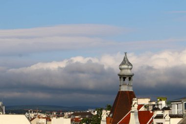 Gökyüzünün rengi ve türünü, gün ve ana hava zaman bağlıdır 