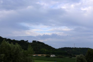 Gökyüzünün rengi ve türünü, gün ve ana hava zaman bağlıdır 