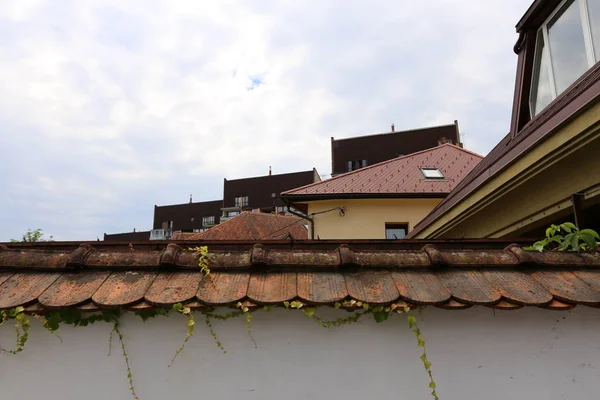 Dach Pokryty Dachówką Ceramiczną — Zdjęcie stockowe
