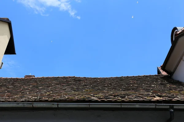 Telhado Coberto Com Telhas Cerâmicas — Fotografia de Stock