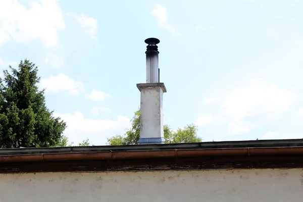 Techo Hay Una Chimenea —  Fotos de Stock