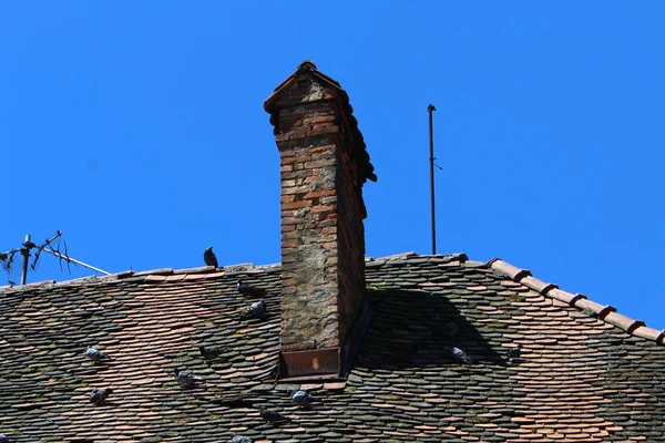 Auf Dem Dach Befindet Sich Ein Schornstein — Stockfoto