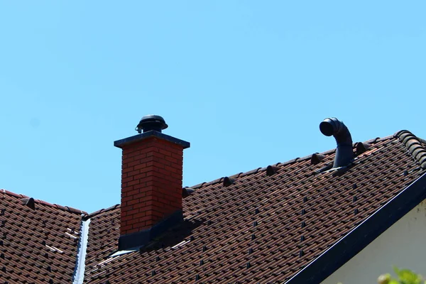Auf Dem Dach Befindet Sich Ein Schornstein — Stockfoto