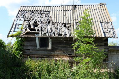 Belarus köyün eski ve harap evde 