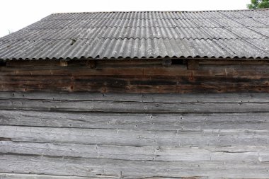 Belarus köyün eski ve harap evde 