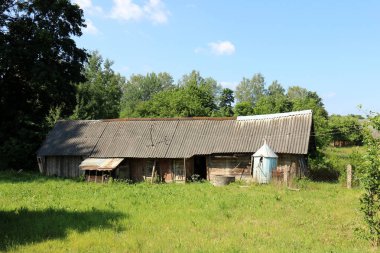 Belarus köyün eski ve harap evde 