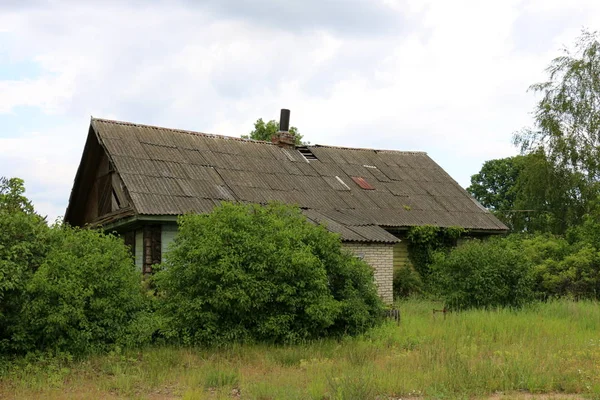 Παλιά Και Ερειπωμένη Κατοικία Στο Χωριό Λευκορωσικά — Φωτογραφία Αρχείου