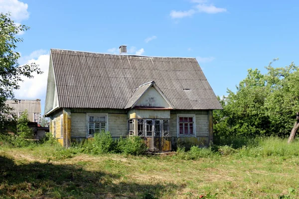 Gammelt Ødelagt Hus Den Belarussiske Landsby - Stock-foto