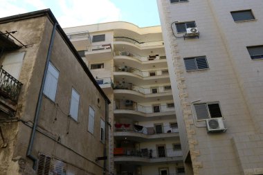 Kirişler duvar balkon Mimarlık - bir platform üzerinde takviyeli raylar ile maruz      