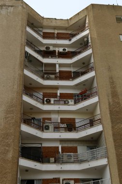 Kirişler duvar balkon Mimarlık - bir platform üzerinde takviyeli raylar ile maruz      