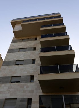 Kirişler duvar balkon Mimarlık - bir platform üzerinde takviyeli raylar ile maruz      