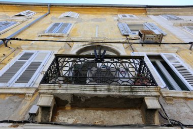 Kirişler duvar balkon Mimarlık - bir platform üzerinde takviyeli raylar ile maruz      