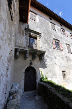 Kirişler duvar balkon Mimarlık - bir platform üzerinde takviyeli raylar ile maruz      