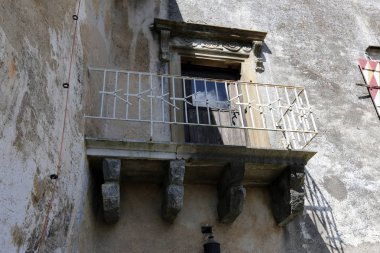 Kirişler duvar balkon Mimarlık - bir platform üzerinde takviyeli raylar ile maruz      