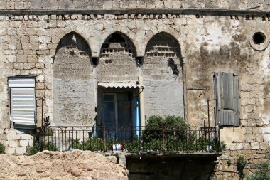 Kirişler duvar balkon Mimarlık - bir platform üzerinde takviyeli raylar ile maruz      