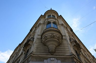 Kirişler duvar balkon Mimarlık - bir platform üzerinde takviyeli raylar ile maruz      