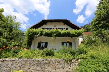 Kirişler duvar balkon Mimarlık - bir platform üzerinde takviyeli raylar ile maruz      