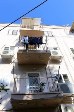 Kirişler duvar balkon Mimarlık - bir platform üzerinde takviyeli raylar ile maruz      