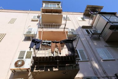 Kirişler duvar balkon Mimarlık - bir platform üzerinde takviyeli raylar ile maruz      