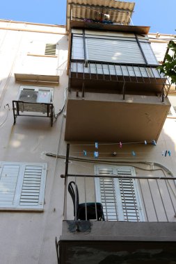 Kirişler duvar balkon Mimarlık - bir platform üzerinde takviyeli raylar ile maruz      