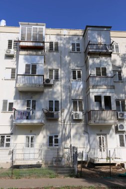 Kirişler duvar balkon Mimarlık - bir platform üzerinde takviyeli raylar ile maruz      