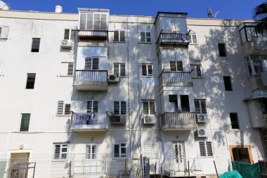 Kirişler duvar balkon Mimarlık - bir platform üzerinde takviyeli raylar ile maruz      