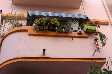 Kirişler duvar balkon Mimarlık - bir platform üzerinde takviyeli raylar ile maruz      