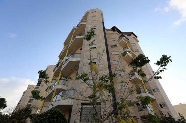 Kirişler duvar balkon Mimarlık - bir platform üzerinde takviyeli raylar ile maruz      