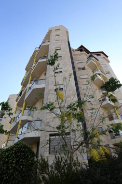 Kirişler duvar balkon Mimarlık - bir platform üzerinde takviyeli raylar ile maruz      