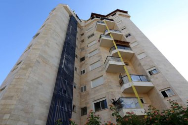 Kirişler duvar balkon Mimarlık - bir platform üzerinde takviyeli raylar ile maruz      