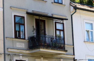 Kirişler duvar balkon Mimarlık - bir platform üzerinde takviyeli raylar ile maruz      