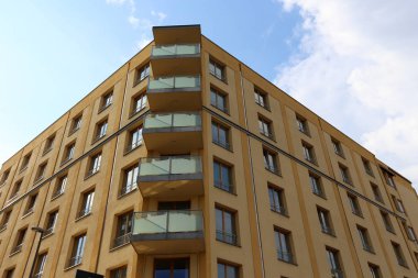 Kirişler duvar balkon Mimarlık - bir platform üzerinde takviyeli raylar ile maruz      