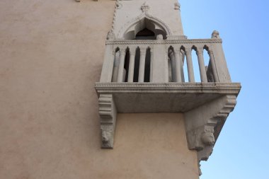 Kirişler duvar balkon Mimarlık - bir platform üzerinde takviyeli raylar ile maruz      