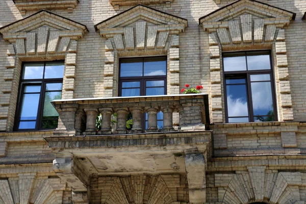 Балкон Архітектурі Платформа Рейками Посилена Відкритими Балками Стіни — стокове фото