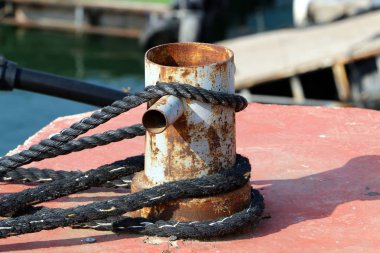 Yatak gemi ve tekneler demirleme için sahile tarafından özel donanımlı bir yerdir 