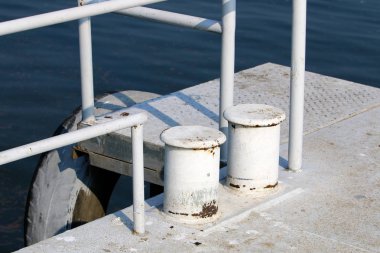 Yatak gemi ve tekneler demirleme için sahile tarafından özel donanımlı bir yerdir 
