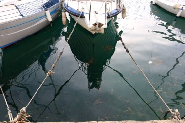 Yatak gemi ve tekneler demirleme için sahile tarafından özel donanımlı bir yerdir 