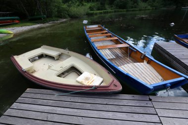 Yatak gemi ve tekneler demirleme için sahile tarafından özel donanımlı bir yerdir 