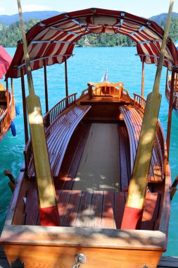 Yatak gemi ve tekneler demirleme için sahile tarafından özel donanımlı bir yerdir 