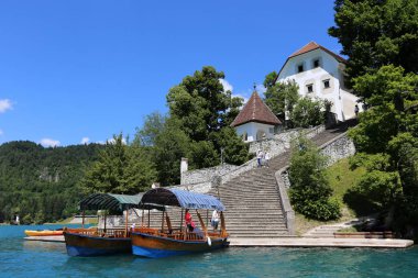 Yatak gemi ve tekneler demirleme için sahile tarafından özel donanımlı bir yerdir 