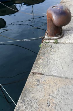 Yatak gemi ve tekneler demirleme için sahile tarafından özel donanımlı bir yerdir 