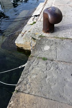 Yatak gemi ve tekneler demirleme için sahile tarafından özel donanımlı bir yerdir 