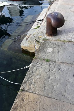 Yatak gemi ve tekneler demirleme için sahile tarafından özel donanımlı bir yerdir 