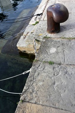 Yatak gemi ve tekneler demirleme için sahile tarafından özel donanımlı bir yerdir 