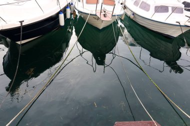 Yatak gemi ve tekneler demirleme için sahile tarafından özel donanımlı bir yerdir 