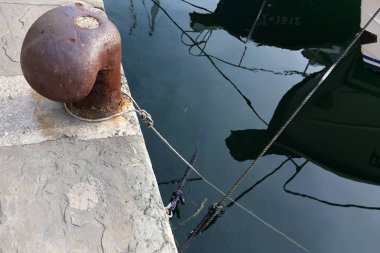 Yatak gemi ve tekneler demirleme için sahile tarafından özel donanımlı bir yerdir 
