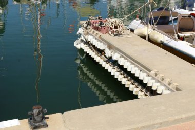 Yatak gemi ve tekneler demirleme için sahile tarafından özel donanımlı bir yerdir 